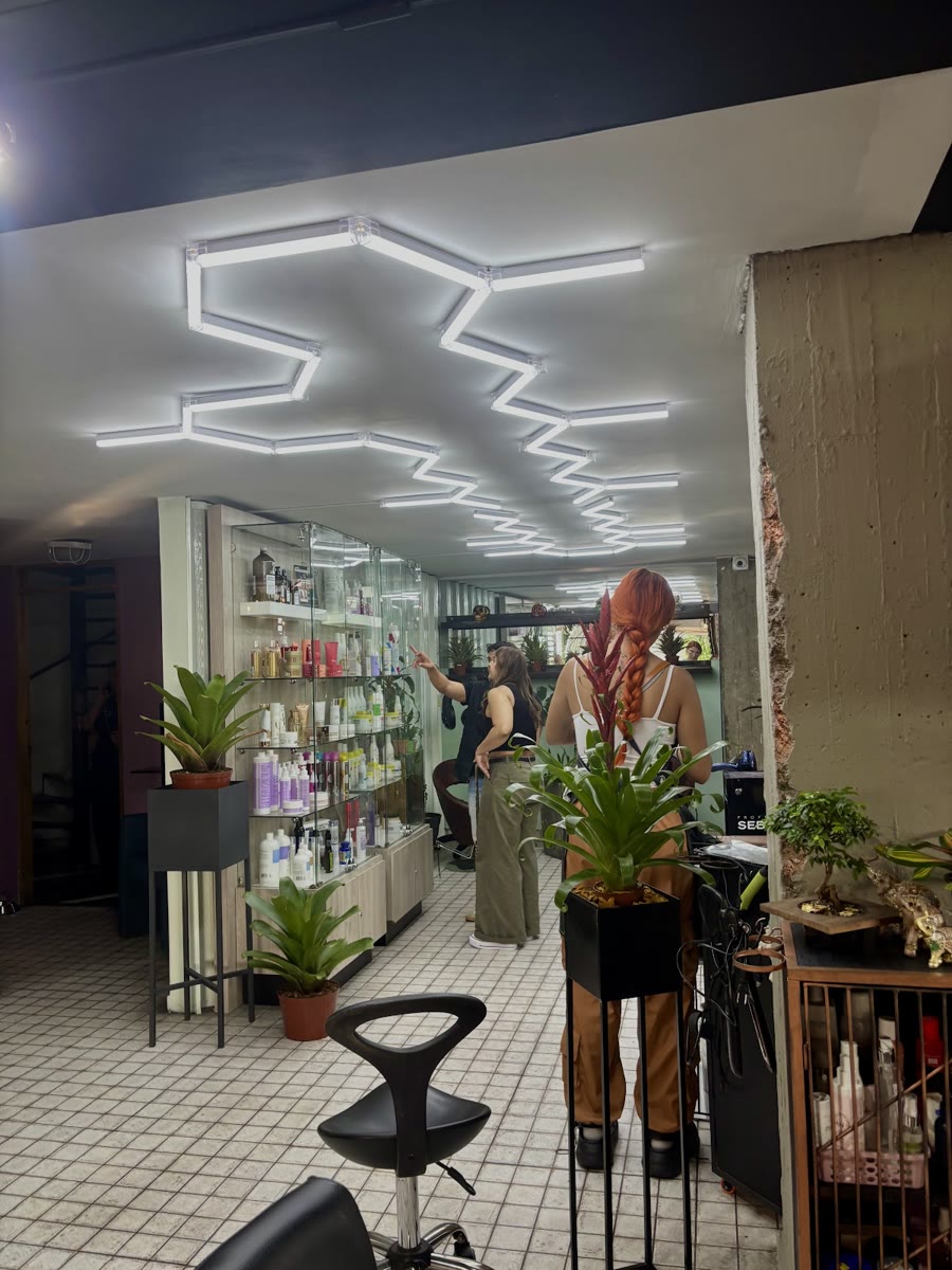 Zona de corte y barbershop con luces hexagonales