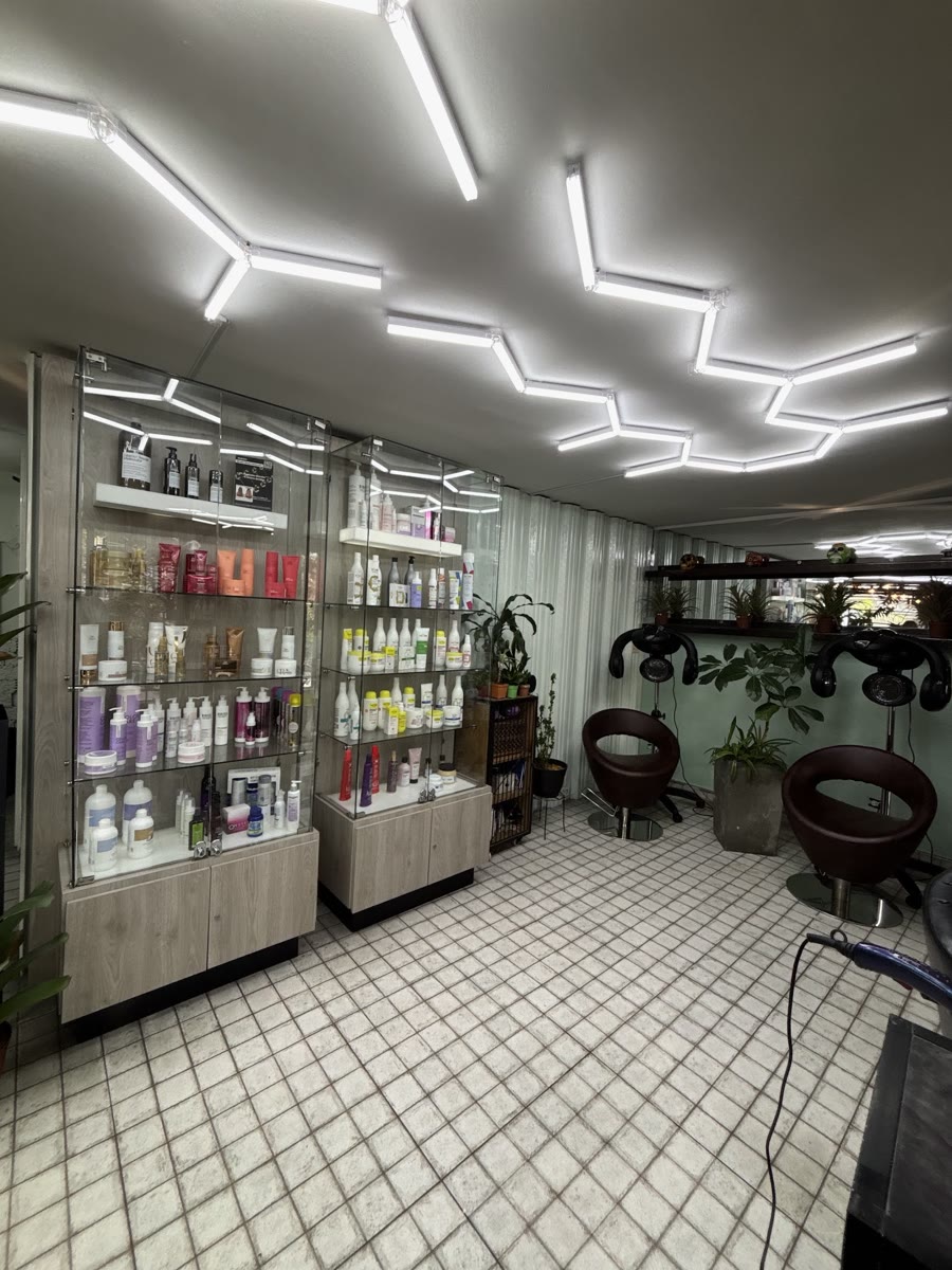 Vitrina de productos y sillas de barbería