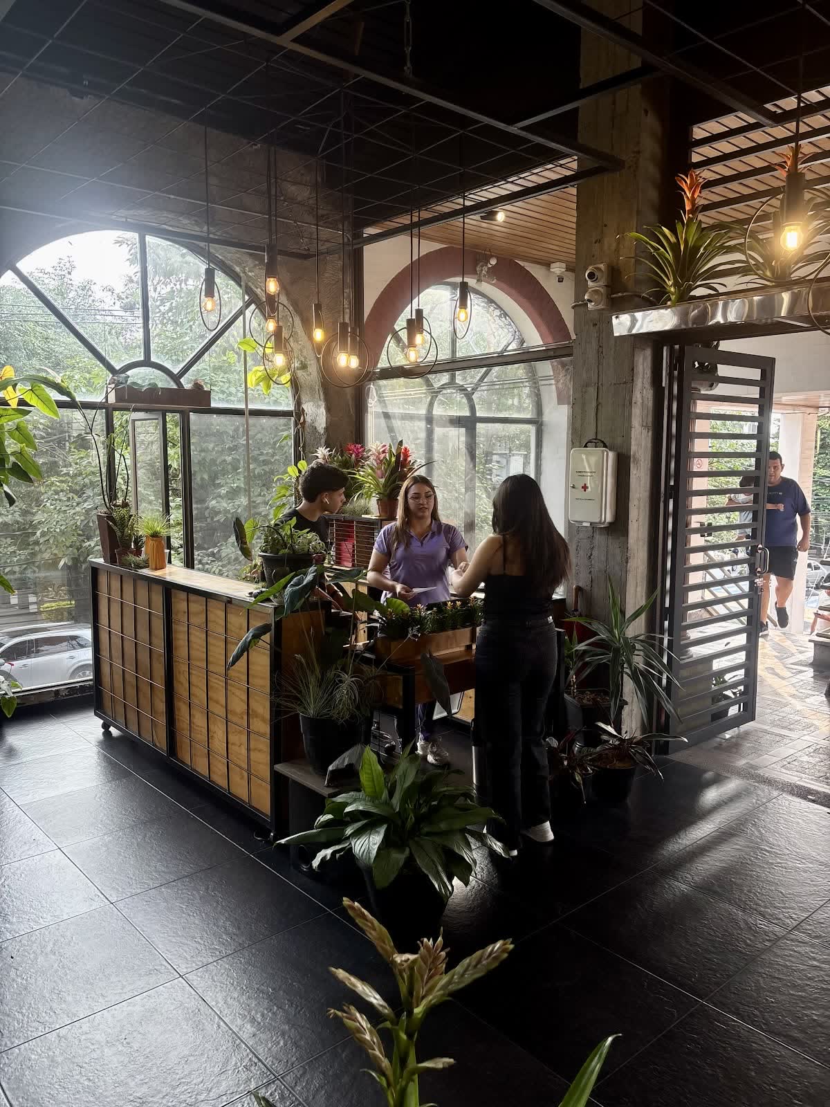 Recepción junto a los ventanales en arco