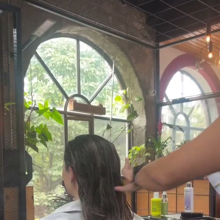 Corte junto a los ventanales en arco