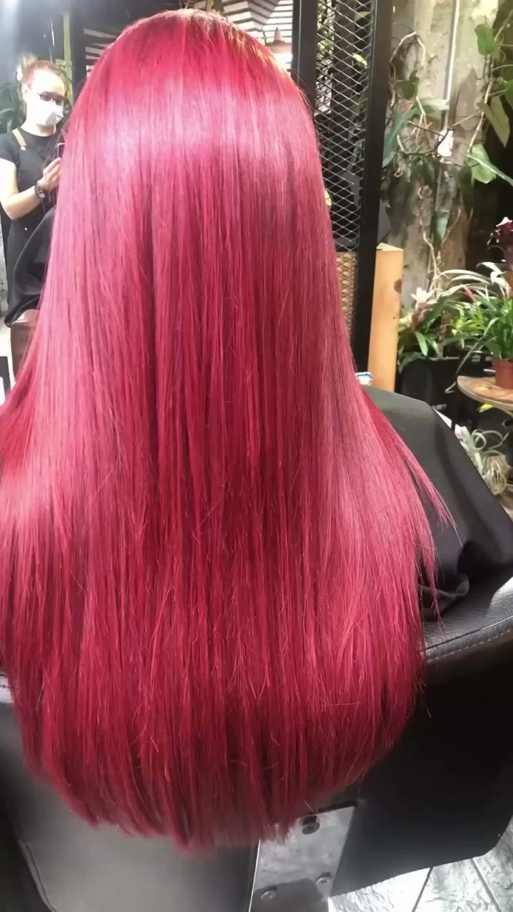 Cabello largo rojo fucsia en el salón