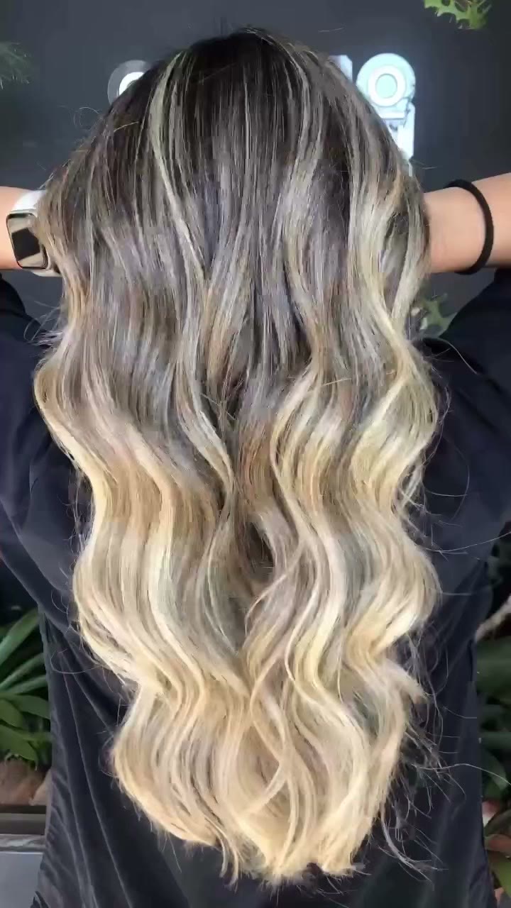 Balayage cenizo platino con ondas